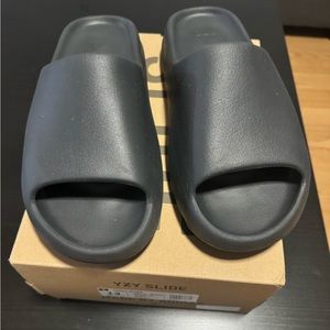Adidas Yeezy Slides (Like New)